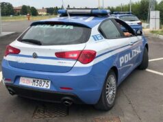 Ruba in un centro commerciale di Reggio Emilia ma viene beccato da un agente libero dal servizio