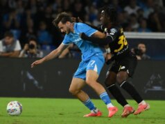 Il Napoli batte 2-0 il Monza e vola in testa