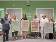 Carpi, l’umorismo di Oscar Sacchi allieta l’attesa alla Casa della Comunità: donati quattro pannelli