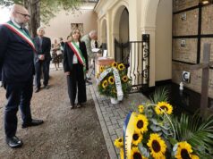 Ceste di girasoli sulla tomba del Maestro Luciano Pavarotti al cimitero di Montale