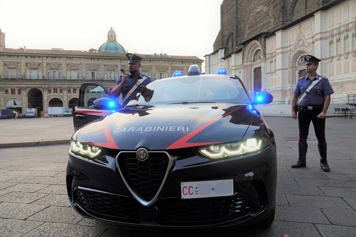 Ruba bottiglie di super alcolici e le occulta all’interno dello zaino e  durante la fuga aggredisce due vigilanti. 30enne arrestata