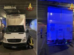 Furgone incastrato nel sottopasso a Galliera: intervengono i pompieri