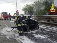Auto in fiamme sulla Modena – Sassuolo, disagi alla circolazione