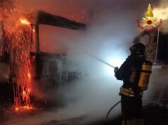 Reggio Emilia, a fuoco un autoarticolato alimentato a GNL