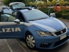 Ruba in un supermercato e spinge l’addetto alla vigilanza per darsi alla fuga: arrestato 33enne