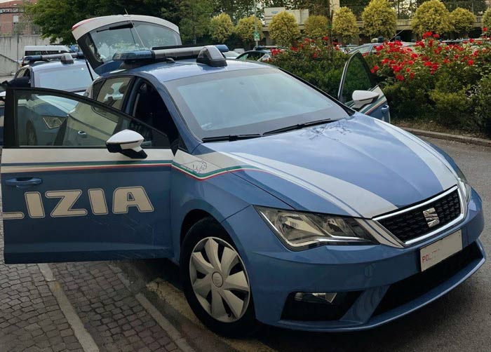 Sorpreso a rubare in un supermercato, minaccia la vigilanza e tenta di sfondare la Volante: denunciato 24enne