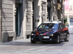 Aggredisce con graffi il conducente di un taxi: 41enne denunciata a Reggio Emilia