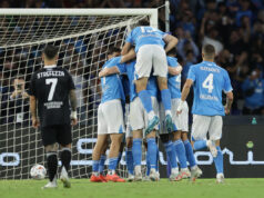 Il Napoli batte 3-1 il Como e conserva il primato solitario