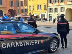 Reggio Emilia, a piedi in centro cittadino con droga e coltello: denunciato