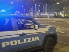 Tenta di rubare uno zaino e aggredisce la vittima che oppone resistenza: denunciato a Reggio Emilia