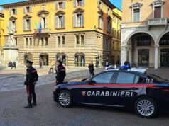Aggredito e accoltellato in centro a Reggio Emilia: quattro persone denunciate dai carabinieri