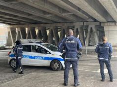 La Polizia locale sgombera l’area sotto il cavalcavia Cialdini a Modena. Zona ripulita da Hera
