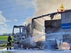 Reggio Emilia: autoarticolato distrutto da un incendio sull’Autostrada del Sole