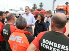 Re Felipe di Spagna contestato sui luoghi delle alluvioni