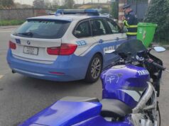 Sfrecciano in moto senza casco e privi di assicurazione: fermati a Reggio Emilia dalla Polizia Stradale