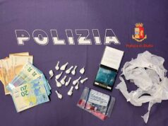 Presunto pusher bloccato dalla Polizia a Reggio Emilia mentre cede dosi di cocaina