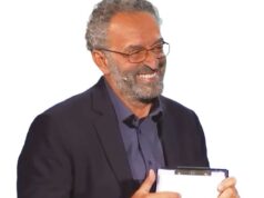 Sul palcoscenico del Teatro Celebrazioni si sfidano alcuni dei migliori comici emergenti italiani