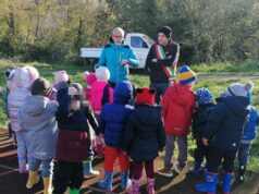 I bambini delle scuole materne festeggiano a Vezzano la Giornata Nazionale degli Alberi