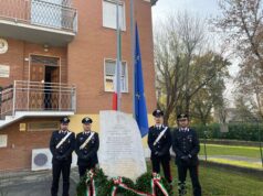 Nassiriya: corona di fiori sulla stele in marmo presso la caserma dei carabinieri di Brescello