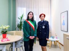 Inaugurata la “stanza multicolore” per accogliere e sostenere chi ha subito violenza nella sede della Polizia Locale di via Ferrari