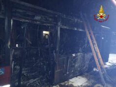 Autobus distrutto da incendio a Bologna