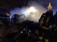 Reggio Emilia: incendio distrugge un camper e danneggia auto
