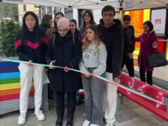 Allo Spazio di via Cassoli 1 a Reggio inaugurata la panchina rossa contro la violenza di genere