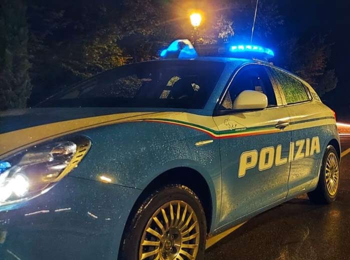 Reggio Emilia, rubano all’interno di un’auto in sosta e poi si danno alla fuga: una denuncia