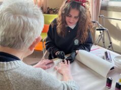 Manicure e acconciature per le ospiti della CRA ‘Stradi’ di Maranello