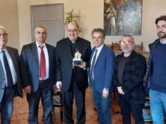 Lapam Confartigianato e Coldiretti Reggio Emilia donano a Mons. Giacomo Morandi la statuina del Presepe 2024