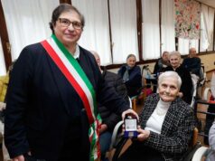 L’Assessora Maletti consegna la Bonissima a Dina Braglia