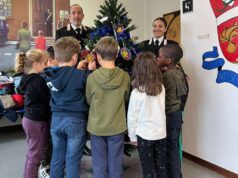 I bambini delle elementari in visita in caserma, hanno aiutato i carabinieri di Gattatico a fare l’albero di Natale