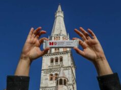 Una barretta griffata in regalo ai visitatori della Ghirlandina di Modena