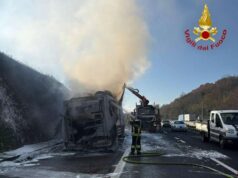 Autocarro a fuoco sulla Variante di valico in A1