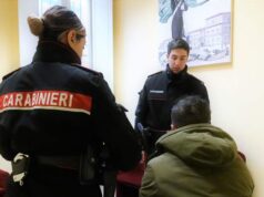 Rimuove antitaccheggio da alcuni abiti per uscire senza pagarli, arrestato