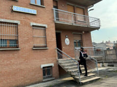 Reggiolo: sfonda la porta di un esercizio commerciale a calci e ruba un telefono e del denaro