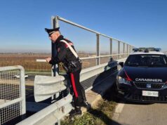 Per “vincere la paura” si aggrappa al parapetto del ponte che sovrasta l’A14 in via Fuscona