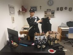 Rubano superalcolici con tuta da sub, due denunce