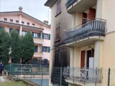 Incendio nella notte in una palazzina a Formigine: 15 persone lievemente intossicate