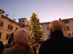 Domenica l’accensione dell’albero in piazza a Scandiano e il concerto del Coro Vocal Vibes