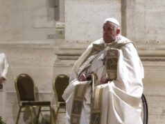 Papa Francesco cade a Santa Marta, contusione al braccio