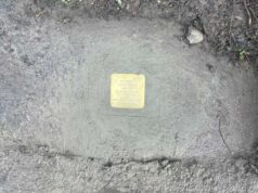 Casina: profonda emozione a Migliara per la posa delle Pietre d’inciampo in ricordo di Vado Comi e Cesare Zannetti