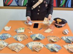 Gattatico: quando vede i carabinieri getta la cocaina. Altra droga a casa assieme ad oltre 10mila euro