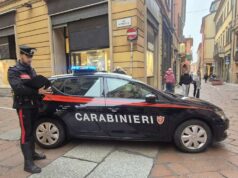 Turista pestato a sangue durante una rapina in via Altabella a Bologna, salvato dai Carabinieri