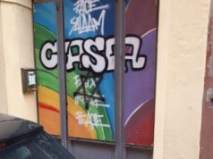 Due Stelle di Davide tracciate con vernice nera sulle due porte di Casa per la Pace di Modena