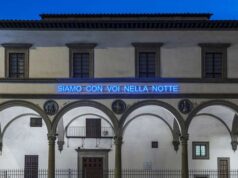 “Siamo con voi nella notte”: arriva l’opera luminosa di Claire Fontaine a rischiarare le notti di Piazza Verdi a Bologna