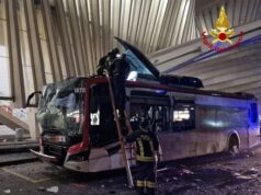 Autobus contro la pensilina, scoppiano le bombole del gas: è successo alla stazione Mediopadana di Reggio