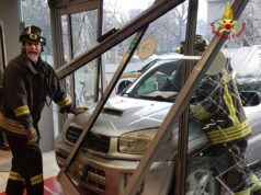 Reggio Emilia: perde il controllo dell’auto che sfonda la vetrata della Coop di via Sani