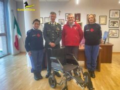 La Finanza di Bologna dona una carrozzina per trasporto disabili alla C.R.I.