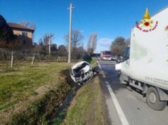 Libero dal servizio, vigile del fuoco interviene in un incidente stradale e libera il conducente nel veicolo in fiamme